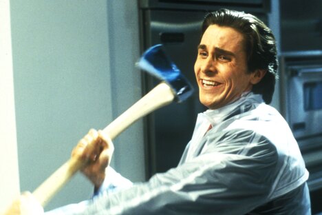 Patrick Bateman empuña un hacha en American Psycho